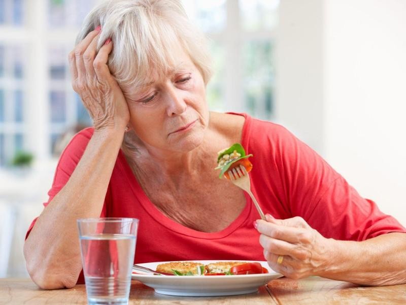idosos com náuseas e perda de apetite